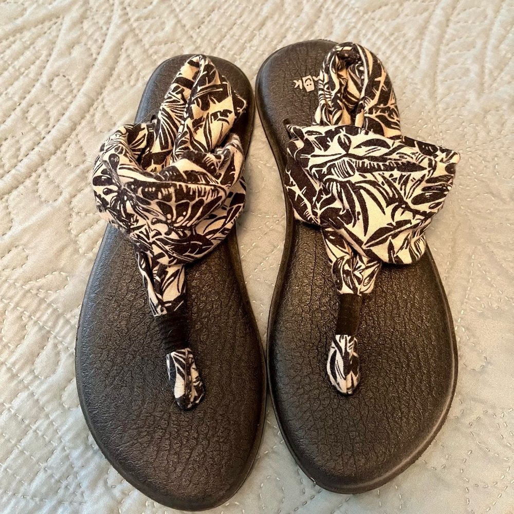 Sanuk soft yoga sandals